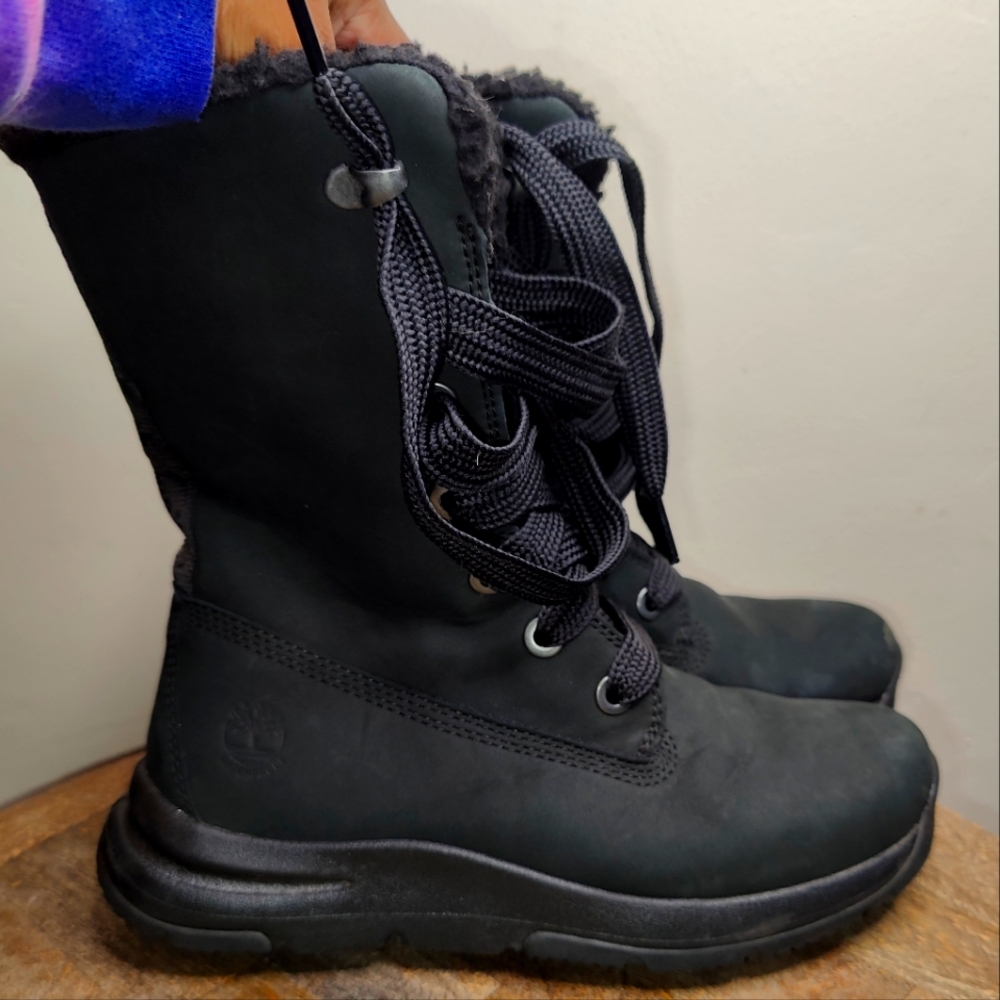 Black woman's Timberland boots size US 5.5